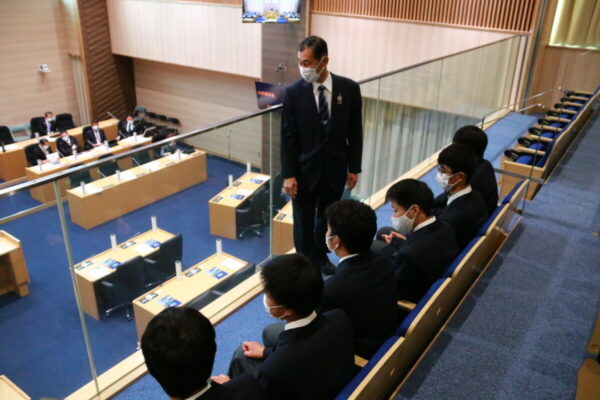 議会フロアの見学(写真は傍聴席)