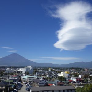 富士山と吊るし雲