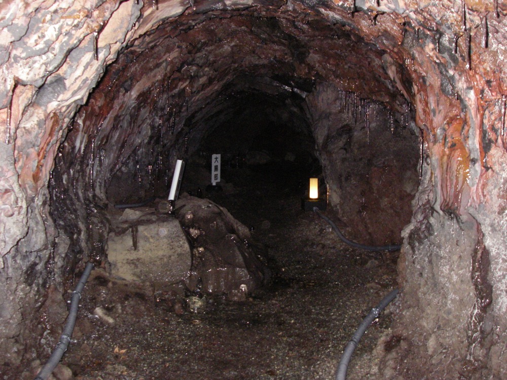 天然記念物印野の熔岩隧道