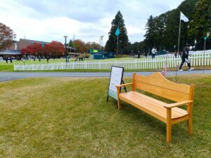 「2025 三井住友VISA太平洋マスターズ」にごてんばっ木(こ)の富士山ベンチがお出掛けしました