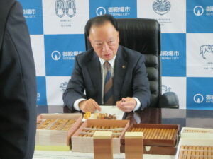 御殿場産木材「ごてんばっ木」の印鑑試作品が完成!作成者の加藤氏が市長を表敬訪問しました