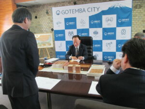 御殿場産木材「ごてんばっ木」の印鑑試作品が完成!作成者の加藤氏が市長を表敬訪問しました