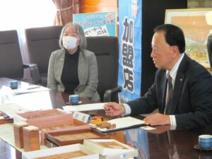 御殿場産木材「ごてんばっ木」の印鑑試作品が完成!作成者の加藤氏が市長を表敬訪問しました