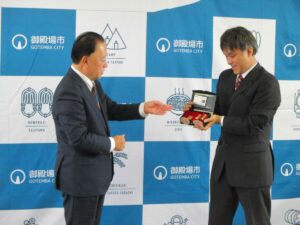 御殿場産木材「ごてんばっ木」の印鑑試作品が完成!作成者の加藤氏が市長を表敬訪問しました