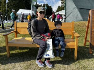 「2025 三井住友VISA太平洋マスターズ」にごてんばっ木(こ)の富士山ベンチがお出掛けしました