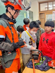 林業のプロに玉穂小学生が学ぶ、森林ESD出前授業を実施しました