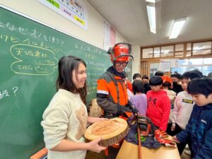林業のプロに玉穂小学生が学ぶ、森林ESD出前授業を実施しました