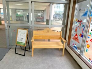 御殿場産木材「ごてんばっ木(こ)」のベンチを小学校へ! ～御殿場育ち、木のぬくもりを感じて～