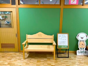 御殿場産木材「ごてんばっ木(こ)」のベンチを小学校へ! ～御殿場育ち、木のぬくもりを感じて～