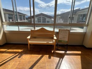 御殿場産木材「ごてんばっ木(こ)」のベンチを小学校へ! ～御殿場育ち、木のぬくもりを感じて～
