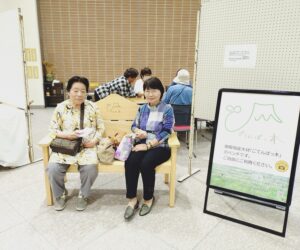 御殿場産木材「ごてんばっ木(こ)」富士山ベンチの新しい仲間が「玉穂ふれあい文化展」にお出かけしました!