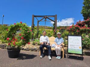 御殿場産木材「ごてんばっ木(こ)」富士山ベンチの新しい仲間が「御殿場ばら祭り」にお出かけしました!