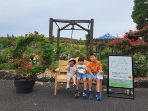 御殿場産木材「ごてんばっ木(こ)」富士山ベンチの新しい仲間が「御殿場ばら祭り」にお出かけしました!