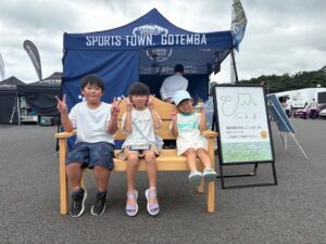 御殿場産木材「ごてんばっ木(こ)」富士山ベンチの新しい仲間が「全日本スーパーフォーミュラ選手権、KYOJO CUP」にお出かけしました!