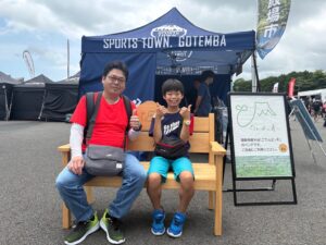 御殿場産木材「ごてんばっ木(こ)」富士山ベンチの新しい仲間が「全日本スーパーフォーミュラ選手権、KYOJO CUP」にお出かけしました!