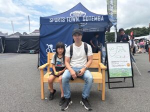 御殿場産木材「ごてんばっ木(こ)」富士山ベンチの新しい仲間が「全日本スーパーフォーミュラ選手権、KYOJO CUP」にお出かけしました!