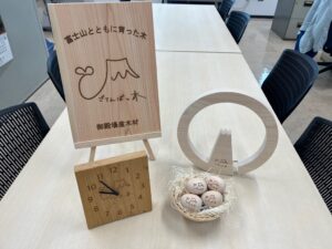 「ごてんばっ木(こ)」富士山ベンチが、シルバーウィークに御殿場市体育館へお出かけしてきました